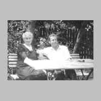 028-0130 Helene Schweichler mit Sohn Helmut um 1942.jpg